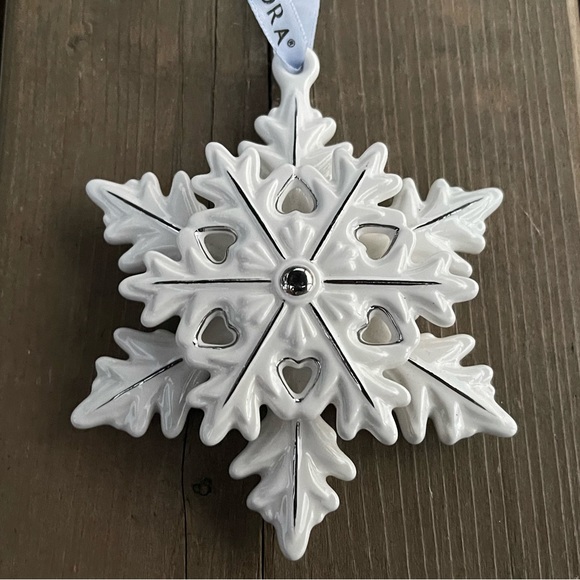 Pandora 2015 Limited Edition Christmas Snowflake Ornament in Original Box - Picture 6 of 10